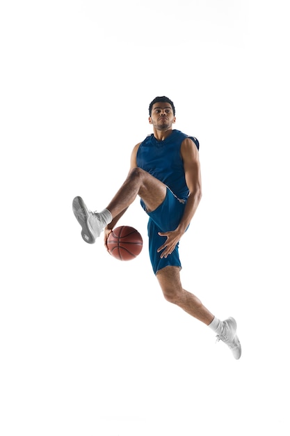 アクションで若いアラビアの筋肉のバスケットボール選手 白で隔離の動き 無料の写真