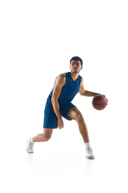 アクションで若いアラビアの筋肉のバスケットボール選手 白で隔離の動き 無料の写真