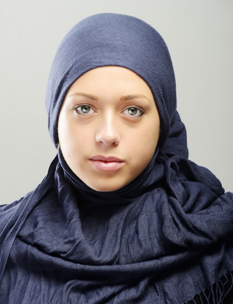若いアラビア人の美しい女性の肖像画 プレミアム写真