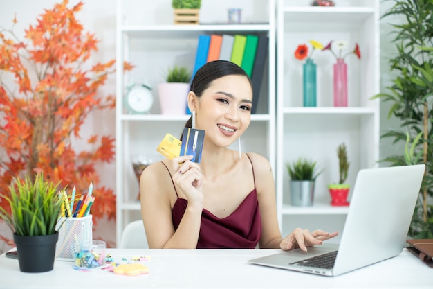 Young asian woman paying with credit card Free Photo