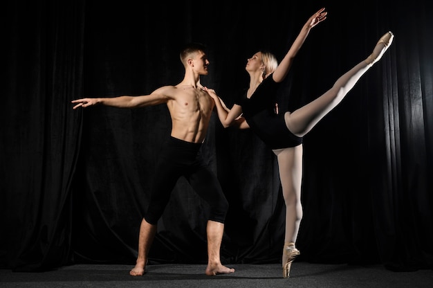 Young ballet couple dancing and posing | Free Photo