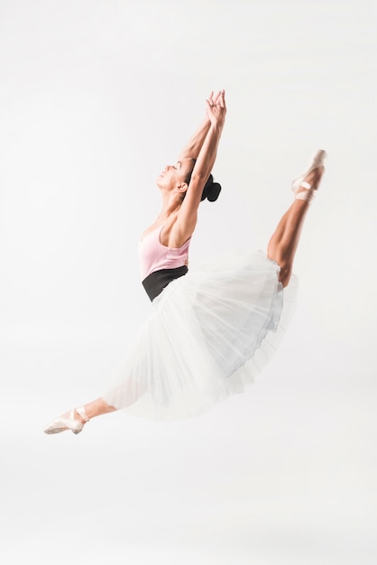若い バレエ ダンス ジャンプ 白 背景 無料の写真