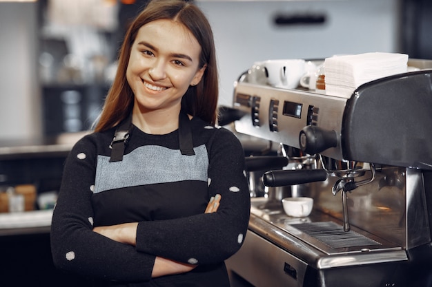 若いバリスタの女の子がコーヒーと笑顔を作る 無料の写真