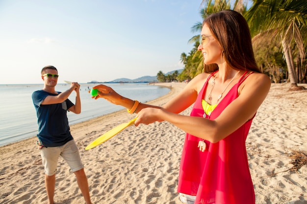 熱帯のビーチでピンポンをするのが大好きな若い美しいカップル 楽しんで 夏休み アクティブ 笑顔 面白い ポジティブ 無料の写真