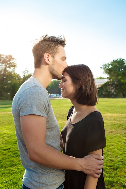 笑顔 リラックス 公園でキス若い美しいカップル 無料の写真