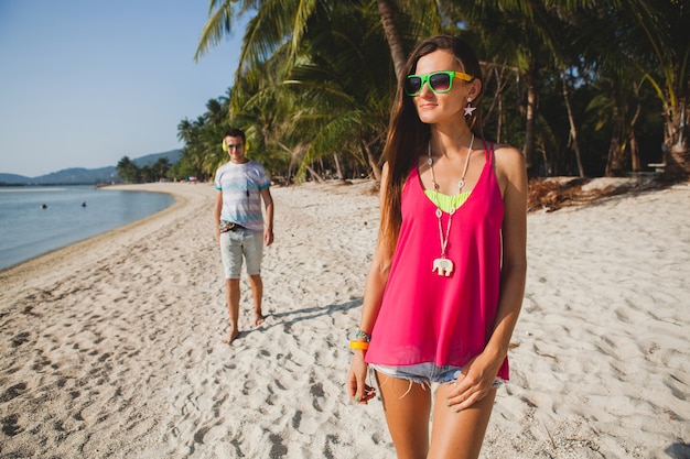 熱帯のビーチ タイ 休日の部屋 流行に敏感な服装 カジュアルなスタイル 新婚旅行 休暇 夏 日当たりの良い ロマンチックな気分を歩く若い美しいカップル 無料の写真