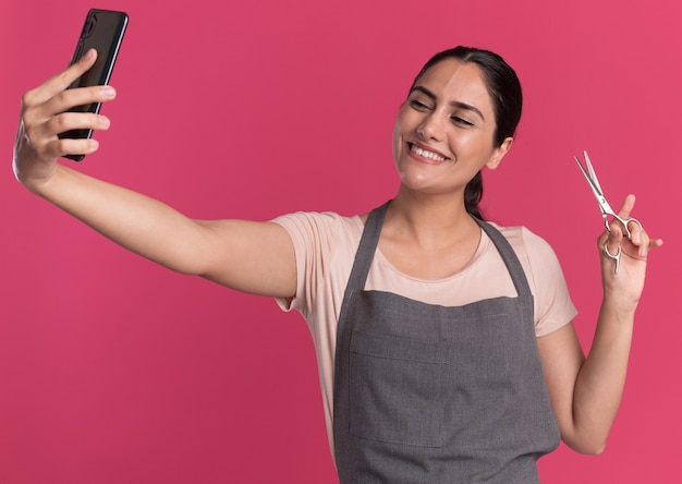 Free Photo Young Beautiful Woman Hairdresser In Apron Holding