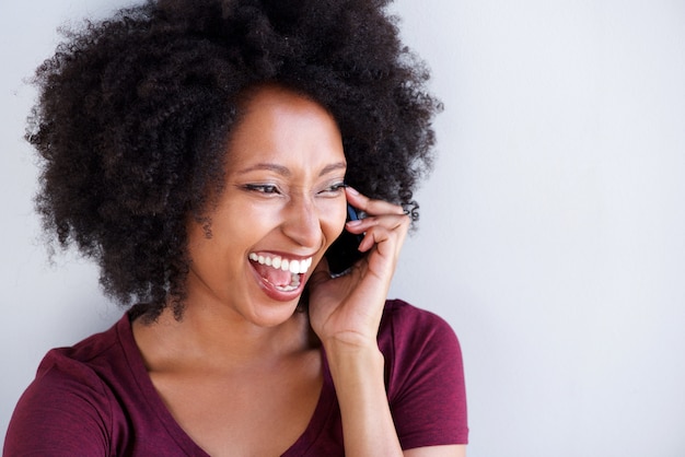 Young black woman talking on phone and laughing | Premium Photo