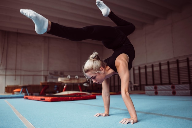 Free Photo Young Blonde Woman Training For Gymnastics Championship