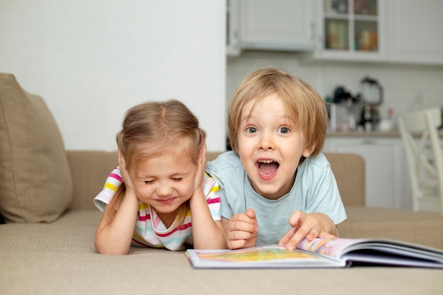 若い男の子と女の子の読書 無料の写真