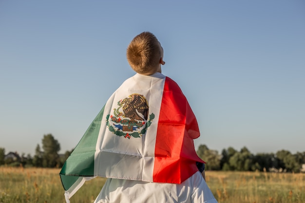 ãƒ¡ã‚­ã‚·ã‚³ã®æ——ã‚'ä¿æŒã—ã¦ã„ã‚‹å°'å¹´ 9æœˆ16æ—¥ ãƒ¡ã‚­ã‚·ã‚³ã®ç‹¬ç«‹è¨˜å¿µæ—¥ ãƒ¡ã‚­ã‚·ã‚³ç‹¬ç«‹æˆ¦äº‰ 1810å¹´ ãƒ—ãƒ¬ãƒŸã‚¢ãƒ å†™çœŸ