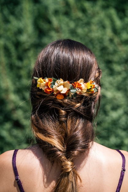 ブロンドの髪の若い花嫁の美しいヘアスタイルと美しい自然の花の冠 プレミアム写真