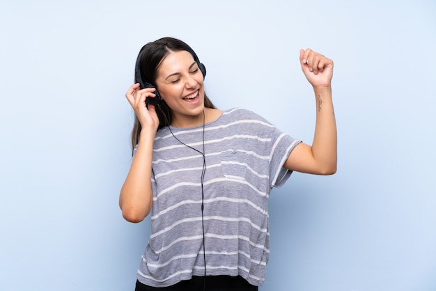 Young brunette woman listening to music with headphones Premium Photo