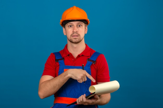 young-builder-man-construction-uniform-safety-helmetyoung-builder-man-construction-uniform-safety-helmet-with-surprised-face-pointing-clipboard-hands-ove_141793-15995 Şantiyelerdeki Tehlikeler