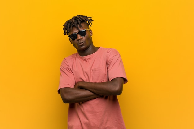 Young casual black man wearing sunglasses frowning face in displeasure,  keeps arms folded. | Premium Photo