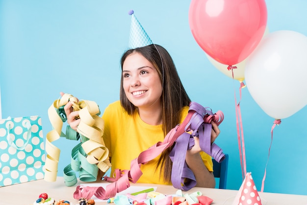 Premium Photo | Young caucasian woman preparing a birthday party