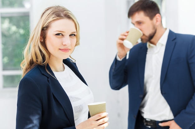 Giovani Colleghi Che Hanno Pausa Caffe In Ufficio Foto Gratis