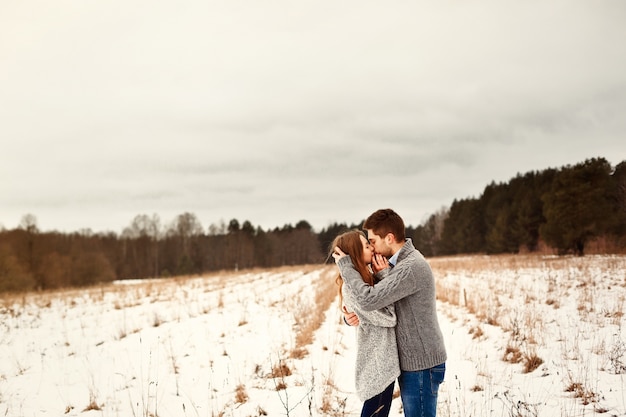 孤独な草原で若いカップル抱き合うとキス 無料の写真
