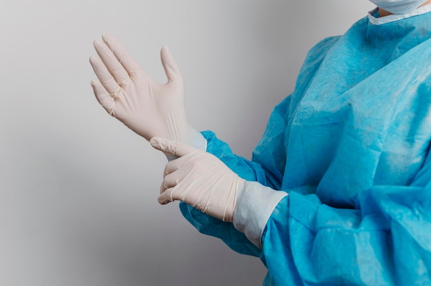 手術用手袋を着用した若い医師 | 無料の写真