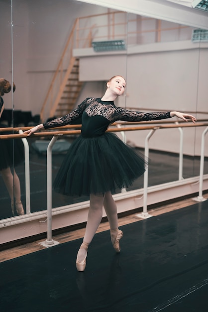 Giovane Ballerina Di Danza Classica Praticando Nello Studio Di Danza Foto Gratis