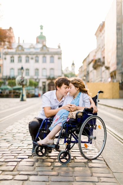 車椅子と彼女の素敵な男の病気を持つ少女 プレミアム写真