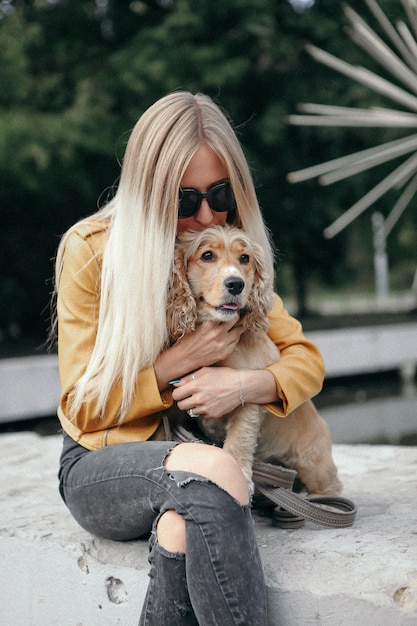 犬と少女は公園を散歩し 美しい夏の日を楽しんでいます プレミアム写真