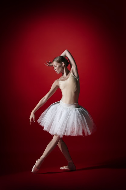 Giovane Ballerino Di Balletto Femminile Grazioso O Ballerina Classica Che Balla Allo Studio Rosso Modello Caucasico Su Scarpe Da Punta Foto Gratis