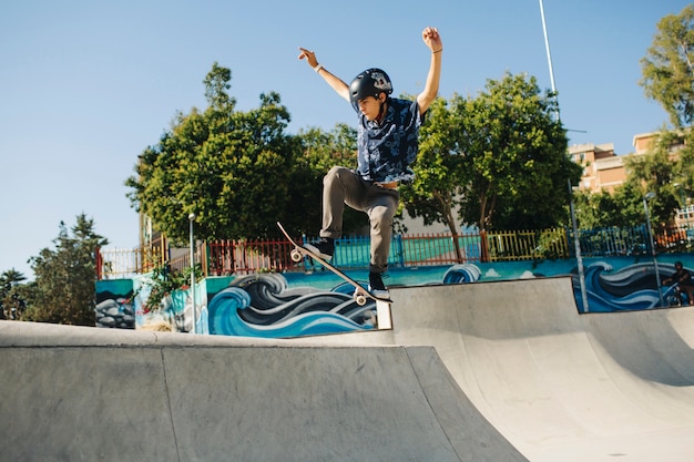 Young guy skating and jumping Photo | Free Download