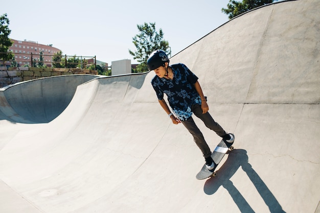 Free Photo | Young guy skating with relaxed style