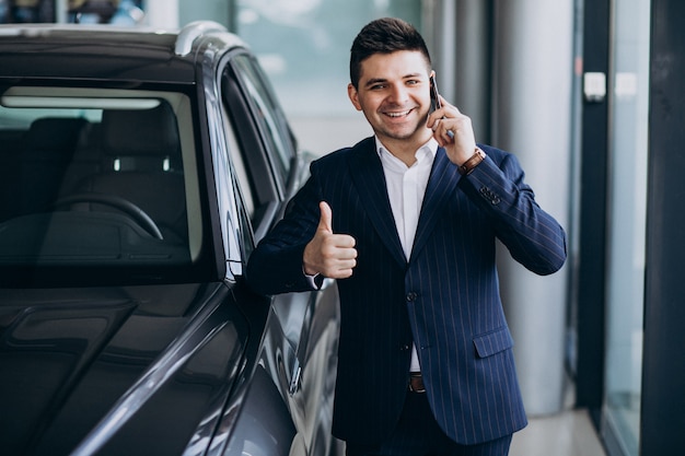 young-handsome-business-man-car-showroom-choosing-car_1303-21082.jpg (626×417)