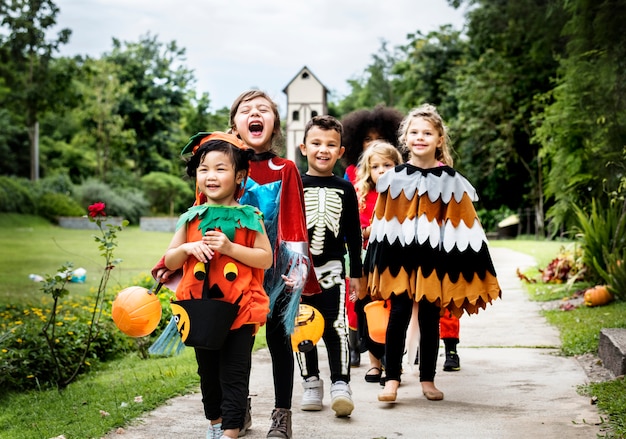 Young kids trick or treating during halloween Free Photo