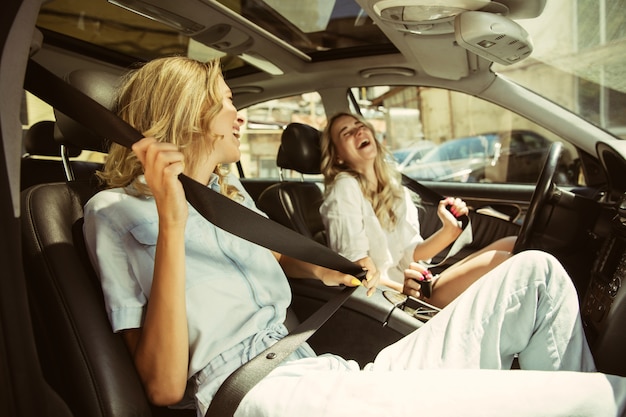 Free Photo Young Lesbians Couple Preparing For Vacation Trip On The Car In Sunny Day 6858