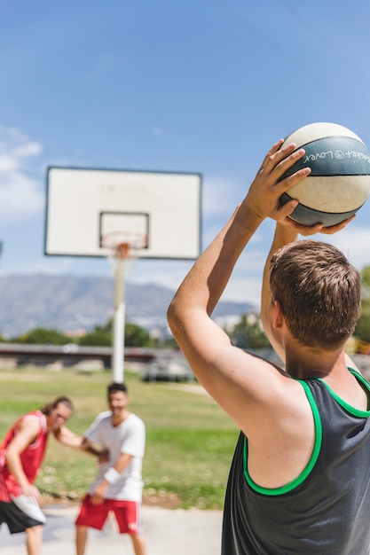 フリースローを取る若い男性バスケットボール選手 無料の写真