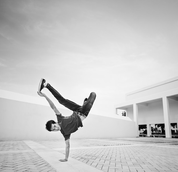 Premium Photo | Young man break dancing at a rooftop