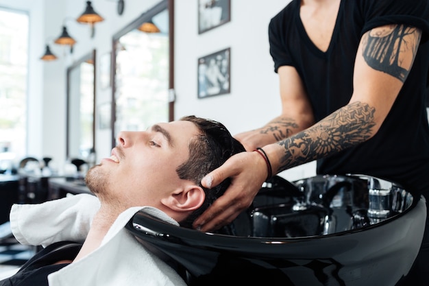 Here are the 10 Do's and Don'ts for Shampooing Men's Hair