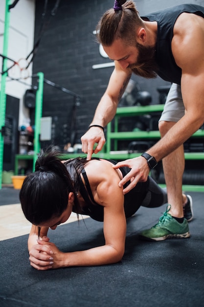 Premium Photo Young Man And Woman Training Toghether Indoor Gym