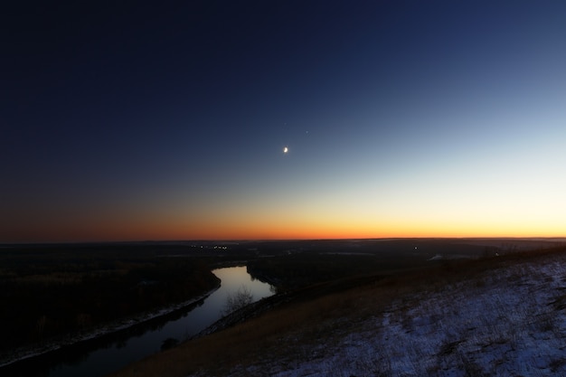 Луна над прудом фото