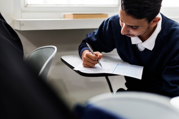 Seorang peserta tes TOEFL sedang mengerjakan di kertas ujian