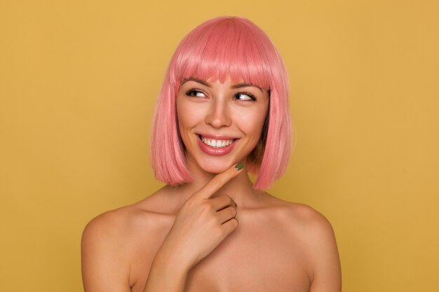 Giovane bella donna dai capelli rosa con trucco naturale ...