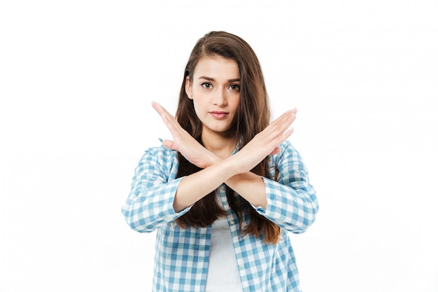 若いかなり若い女性が腕を組んでジェスチャーを表示しない 無料の写真