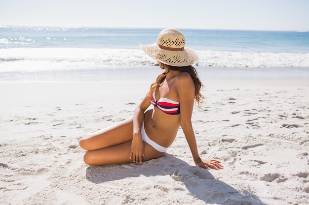 若いセクシーな女性は 太陽を浴びる帽子を着て プレミアム写真