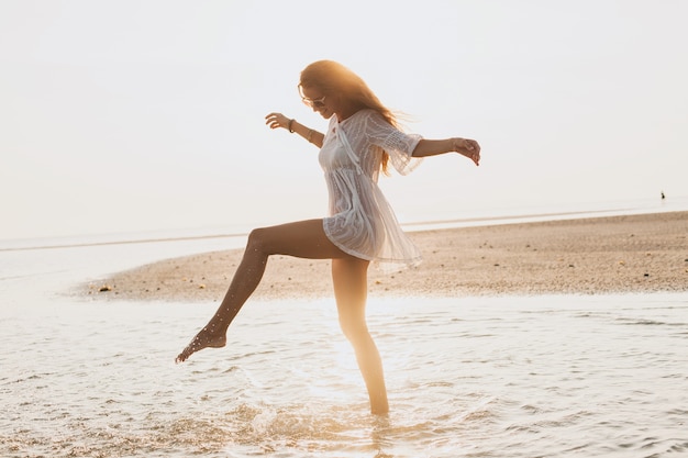 Giovane Bella Donna Sottile Sulla Spiaggia Al Tramonto Foto Gratis