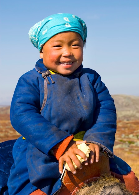 モンゴル北部の美しい笑顔 トナカイ人 を持つ若いツァタン女の子 プレミアム写真