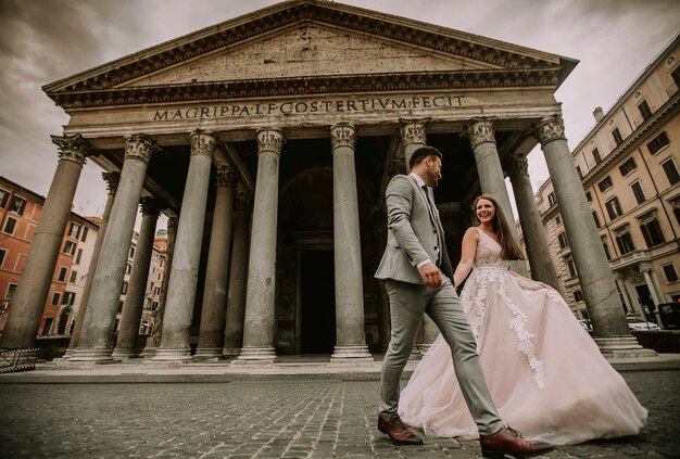 Young Wedding Couple By Pantheon In Rome Italy Photo Premium