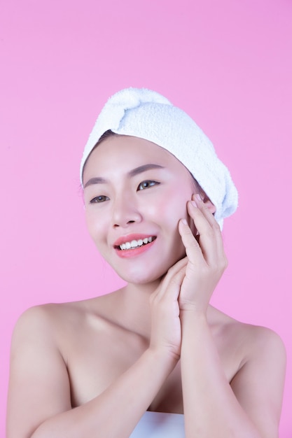 清潔でさわやかな肌を持つ若い女性アジアは自身の顔、表情豊かな表情、美容とスパに触れます。 無料の写真
