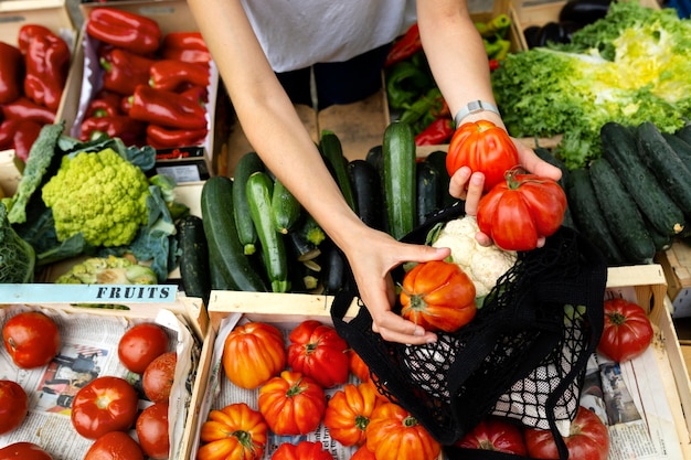 Free Photo | Young woman doing her groceries shopping