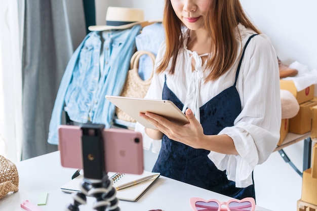 顧客とチャットする若い女性起業家 ビジネスとテクノロジー 在宅勤務のコンセプト プレミアム写真