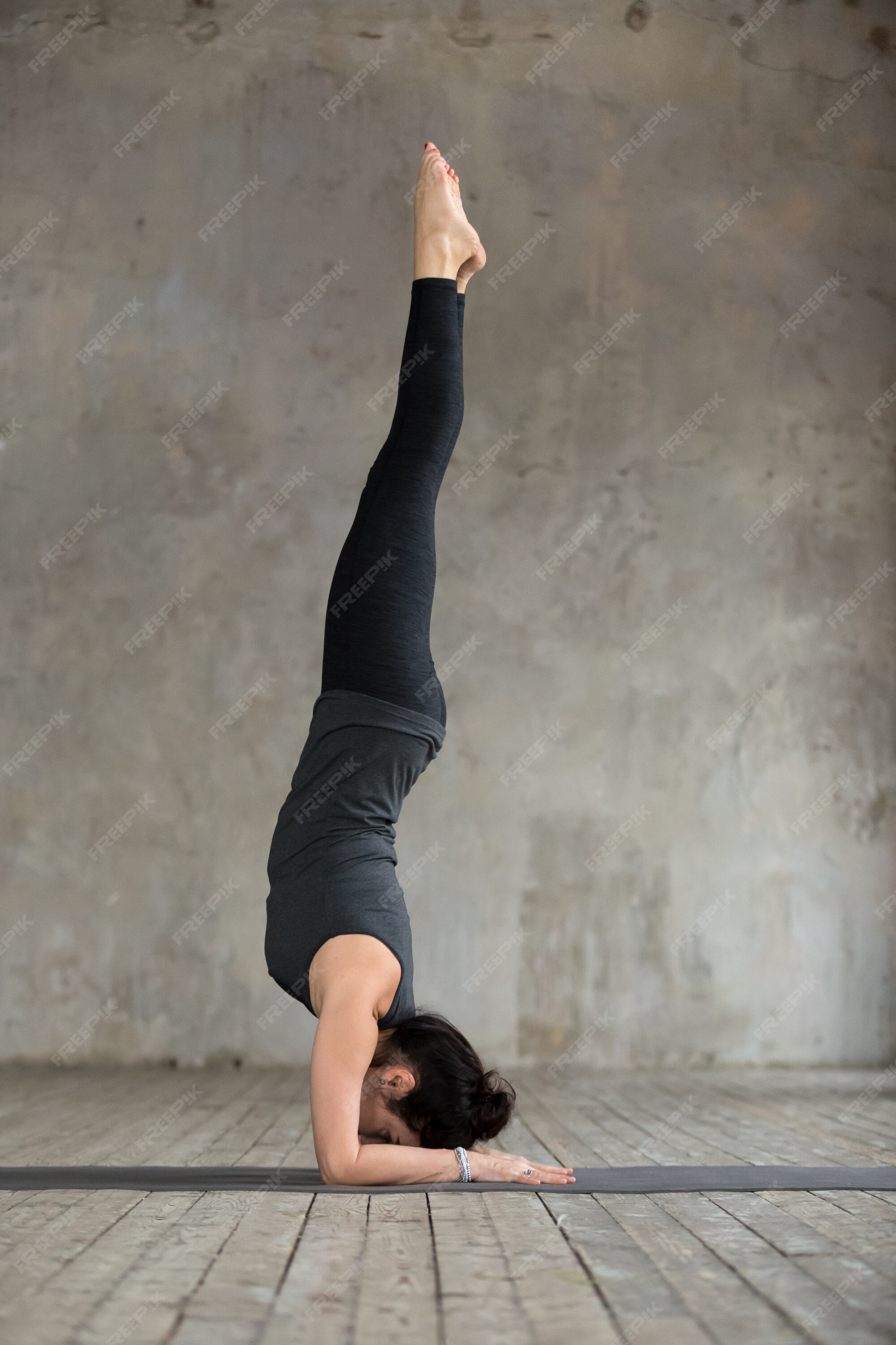 Free Photo | Young woman in handstand exercise