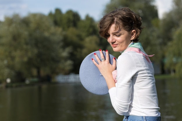 公園の若い女性 フランス風のかわいい女の子の肖像画 プレミアム写真