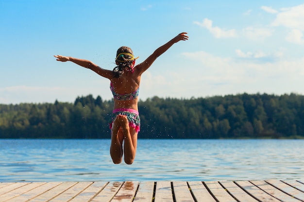 水に飛び込む若い女性 プレミアム写真